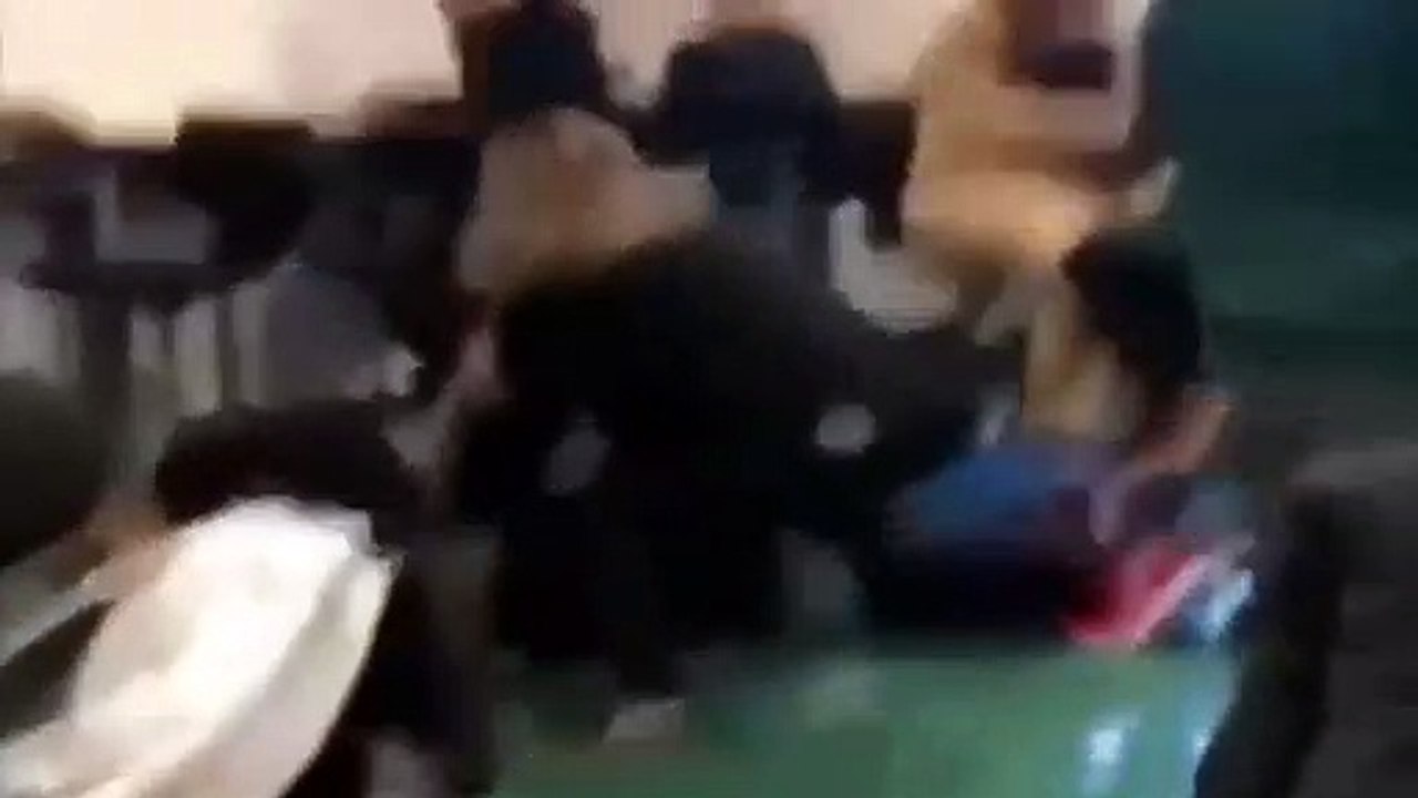 Müslüman öğrenciye alçak saldırı! Başörtüsü çıkarmaya çalıştılar