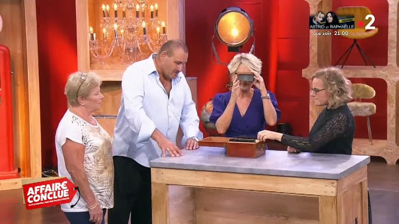 Sophie Davant découvre des photos coquines amenées par un vendeur dans "Affaire Conclue" - Regardez