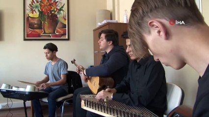 Hasta çocukların ve yaşlıların gönüllü müzik grubu