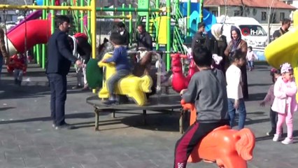 Güneşli havayı fırsat bilen Yüksekovalılar parklara akın etti