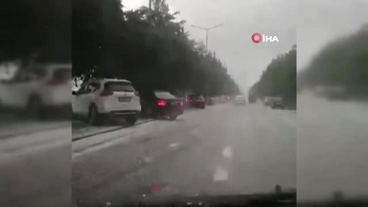 Doluya Yolda Yakalanan Araçlar Ağaç Altına Sığındı