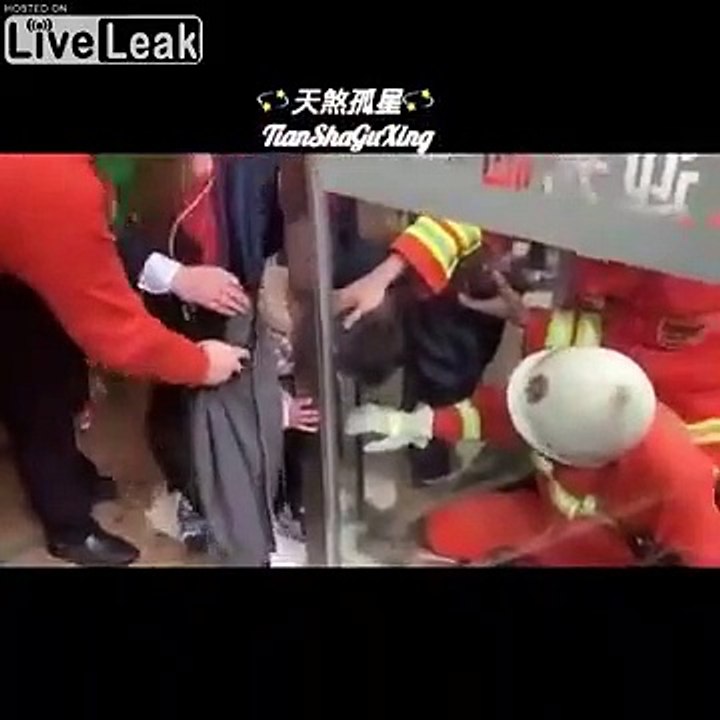 Ce bébé a la tête coincée entre 2 portes d'un supermarché !