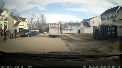 Ce livreur FedEx s'arrête pour marquer un panier de basket dans la rue et repart pour sa livraison !