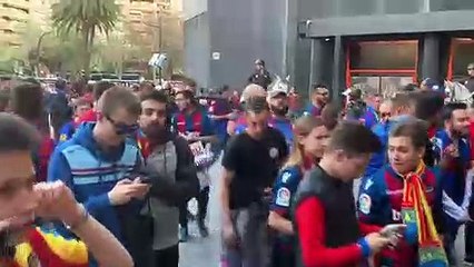 Valencia - Levante: Entrada de los Aficionados Levantinistas a Mestalla