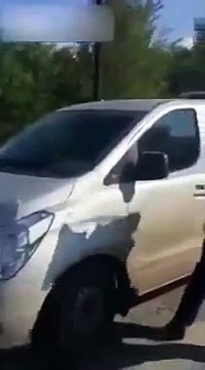 Grosse honte pour ce policier qui essaie de casser la vitre d'une voiture