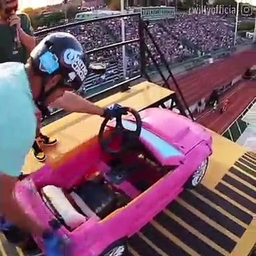 Ce fou dévale une rampe vertigineuse avec une voiturette pour enfant...