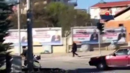 Bozulan aracı bisikletle böyle çekti