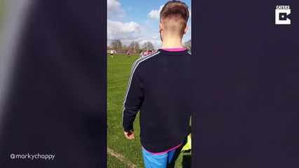 Un footballeur cherche sa balle