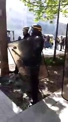 A Toulouse, un CRS provoque Maxime Nicolle: "Moi je gagne 500 euros par week-end. Vous, je ne suis pas sure que vous les ayez ! "