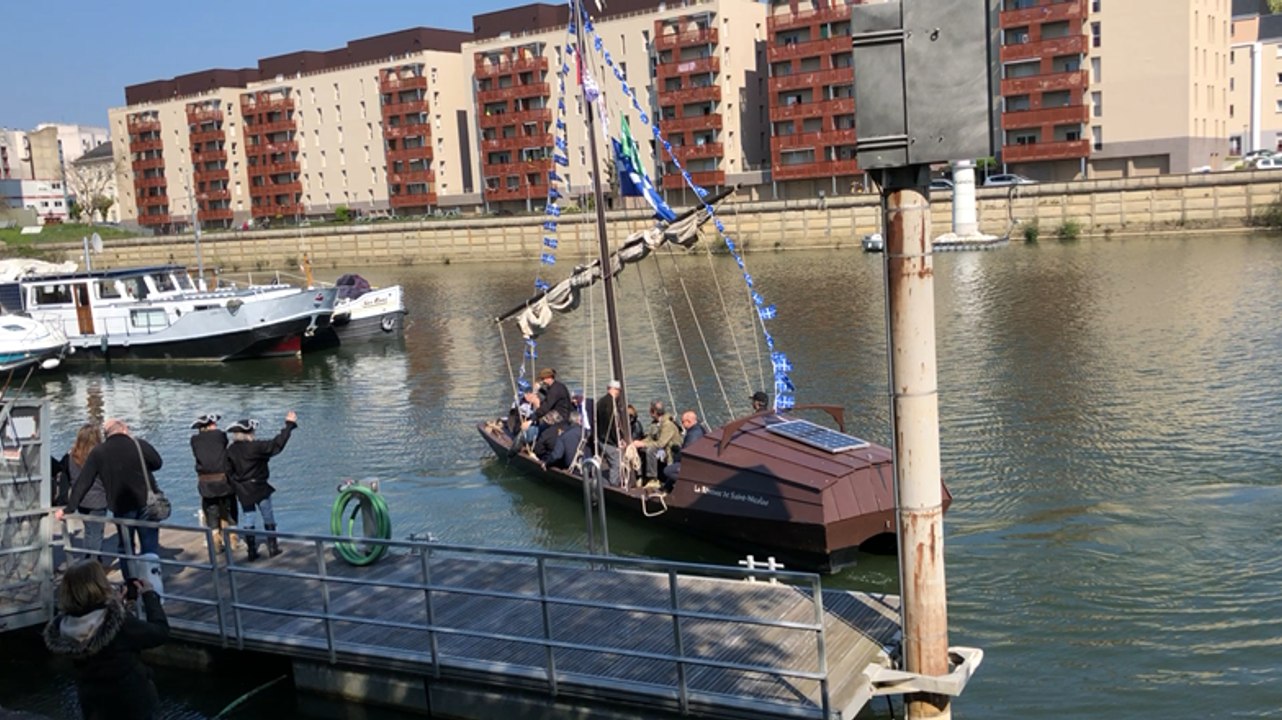 Escale de la toue sablière au port du Mans samedi 13 avril