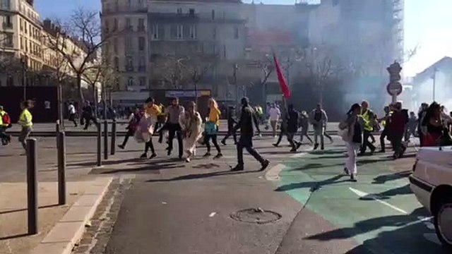 Gilets jaunes à Marseille : grosses tensions devant les Terrasses du Port, de nombreux tirs de gaz lacrymogènes