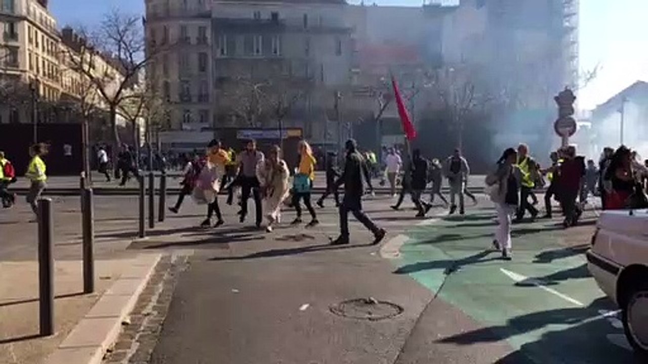 Gilets jaunes à Marseille : grosses tensions devant les Terrasses du Port, de nombreux tirs de gaz lacrymogènes