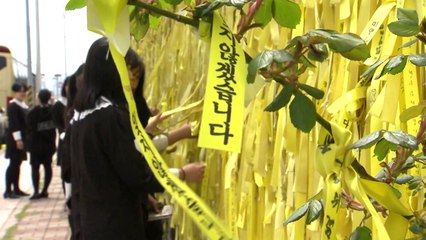 "우리가 대신 아플게요"...목포신항 추모 발길 / YTN