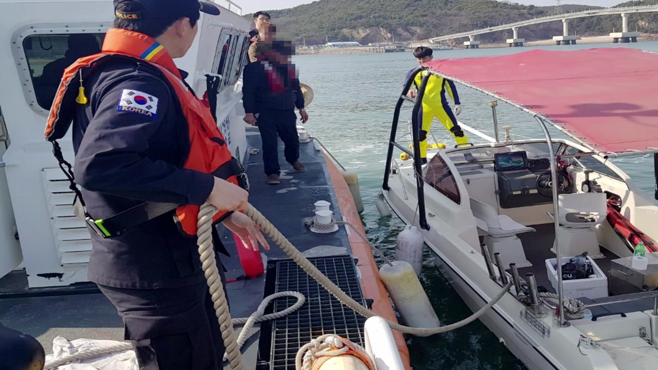 무의도 인근 해상서 표류하던 레저 보트 구조 / YTN