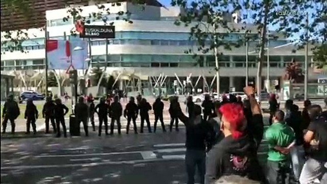 La Ertzaintza carga contra proetarras que intentaban reventar un mitin de VOX