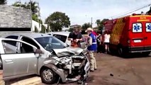 Colisão entre carros deixa duas pessoas feridas