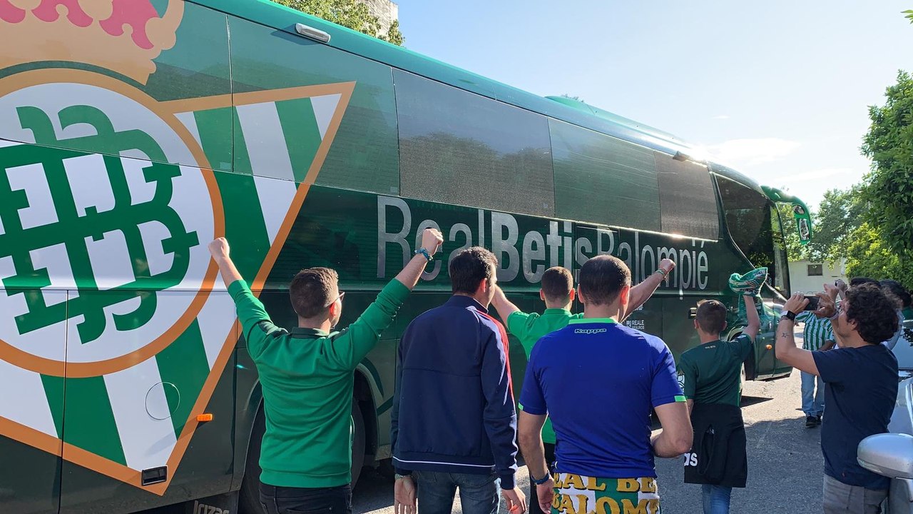 Sevilla-Betis: Salida del autobús del Betis hacia el Sánchez-Pizjuán