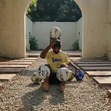 Assis il jongle avec 6 ballons de foot en même temps !