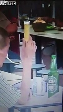 Il boit sa bière.. PAR LE NEZ !