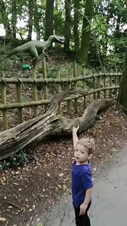 Effrayés par de faux dinosaures dans un parc !