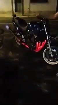 Ce biker fait un burn avec sa moto et fini par la faire brûler... Dommage