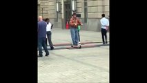 Ce papy pense maitriser sa trottinette... ou pas !
