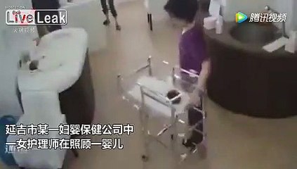 Une infirmière chinoise fait tomber un bébé de son lit à l'hôpital