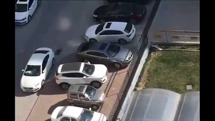 Le magnifique créneau de cet automobiliste pour sortir de sa place
