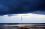 Un nuage mysterieux dans le ciel... mirage, tornade, bateau fantome 