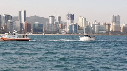부산 해운대 앞바다 요트 표류... 1명 구조 / YTN