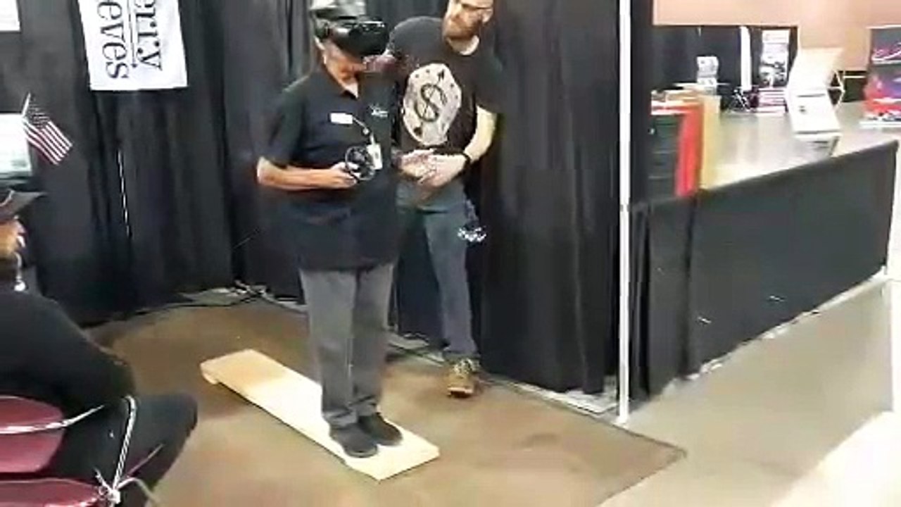 Un ancien combattant parachutiste fait un saut en parachute en réalité virtuelle