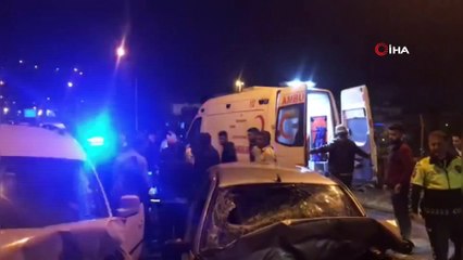 Köprüden geçmeye çalışan otomobiller çarpıştı: 4 yaralı