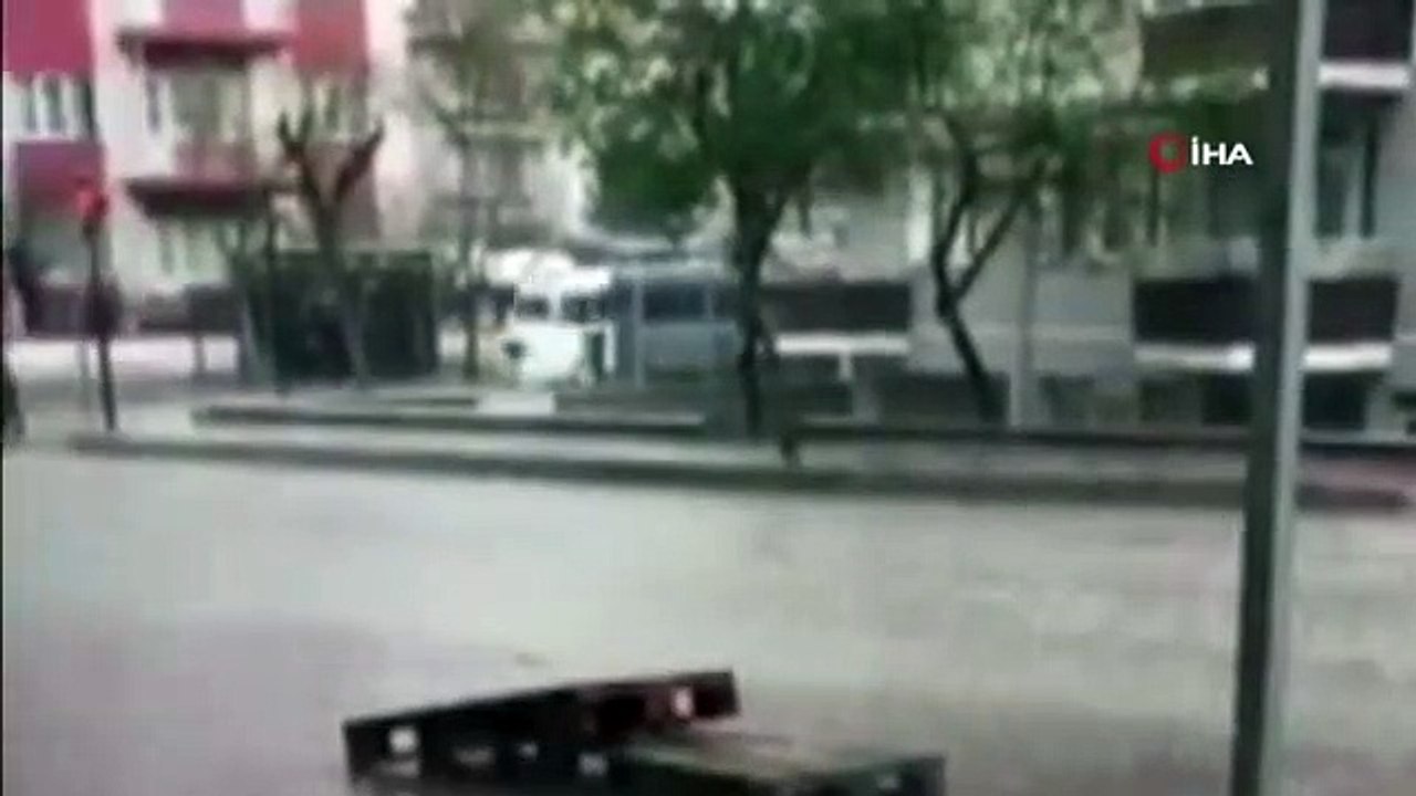 Yıldırım düşme anı kameralara yansıdı