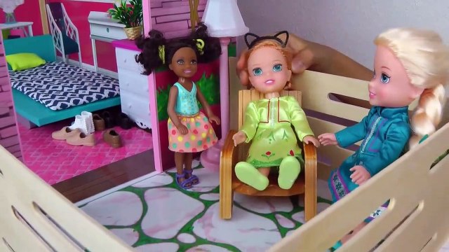 Anna casse un ordinateur Portable ! Elsa & Anna bambins visite de Nikki maison - période de jeu - pour Regarder la TÉLÉVISION