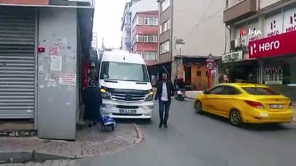Fatih'te kaldırıma park eden minibüs vatandaşlara zor anlat yaşattı