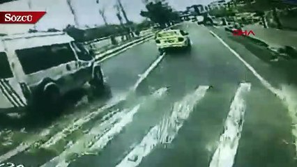 Polis minibüsüne kamyonet böyle çarptı