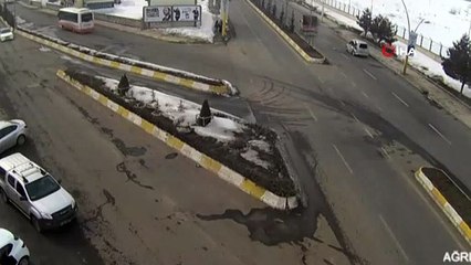 Kamyonet yol kenarında park halindeki araca böyle çarptı