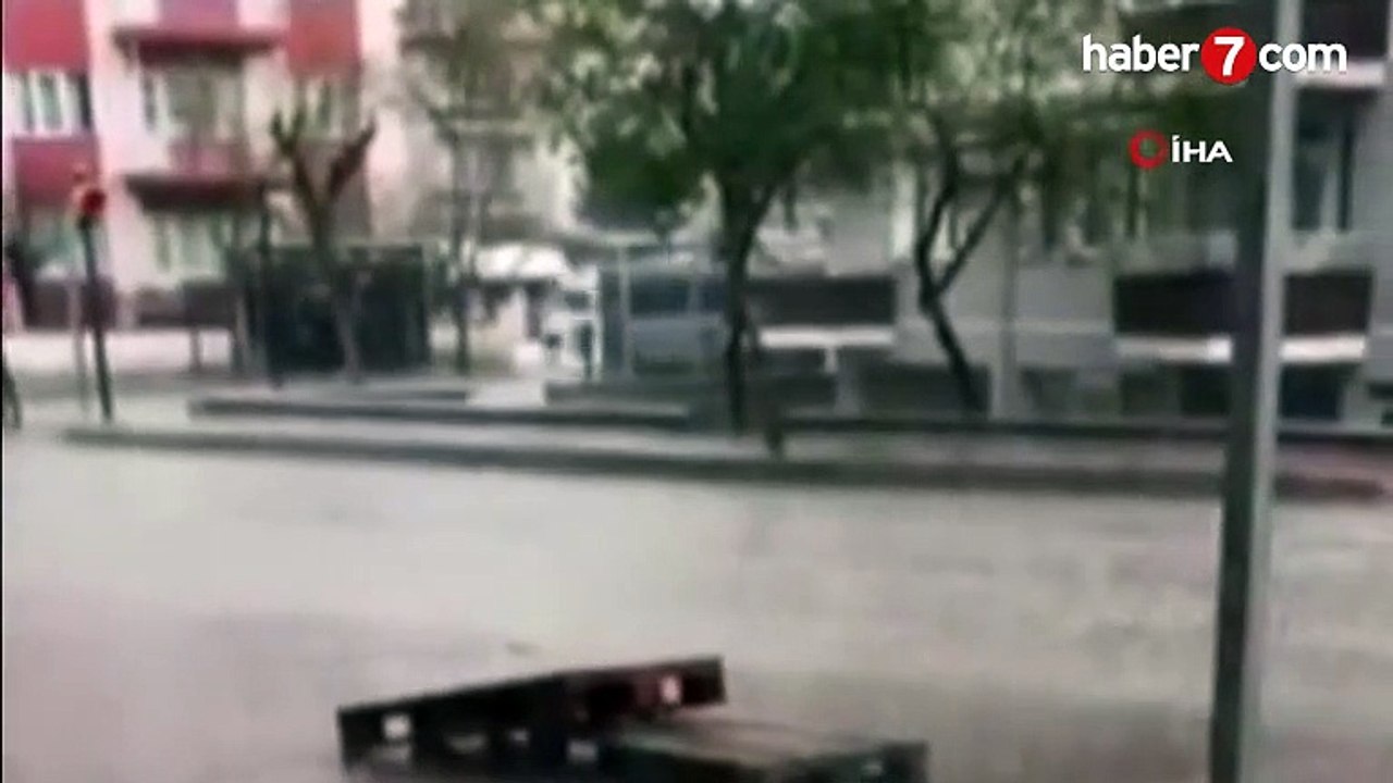 Yıldırım rögar kapağına düştü! Vatandaş havaya fırladı - Video 7