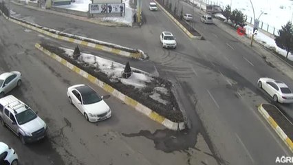 Kamyonet Yol Kenarında Park Halindeki Araca Böyle Çarptı