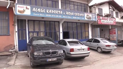 Aracını Tamir Ettiren Müşterilerin Fotoğraflarını Biriktiriyor