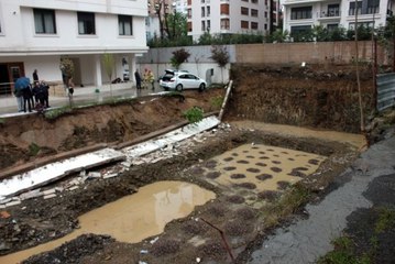 İstinat Duvarı Çöktü, Otomobil Askıda Kaldı