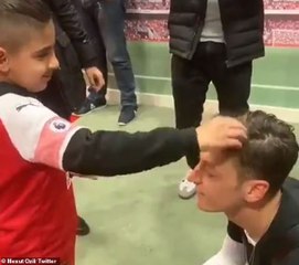 في مشهد إنساني رائع.. أوزيل ينشر فيديو مع طفل كفيف يتعرف عليه