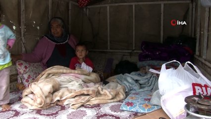 Yoğun bakımdaki oğul ve eş için kamyonet kasasında umutlu bekleyiş