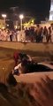 مجموعة من الشباب يُنقذون قائد سيارة كاد أن يغرق وسط السيول الجارية في جنوب الرياض.