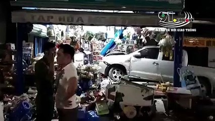 Clip: Ô tô tông xe máy rồi lao vào cửa hàng tạp hoá