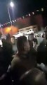 Un policier en civil se mèle à la foule et provoque les policiers
