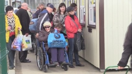 Miles de ucranianos cruzan el frente en el Donbás por corredor humanitario