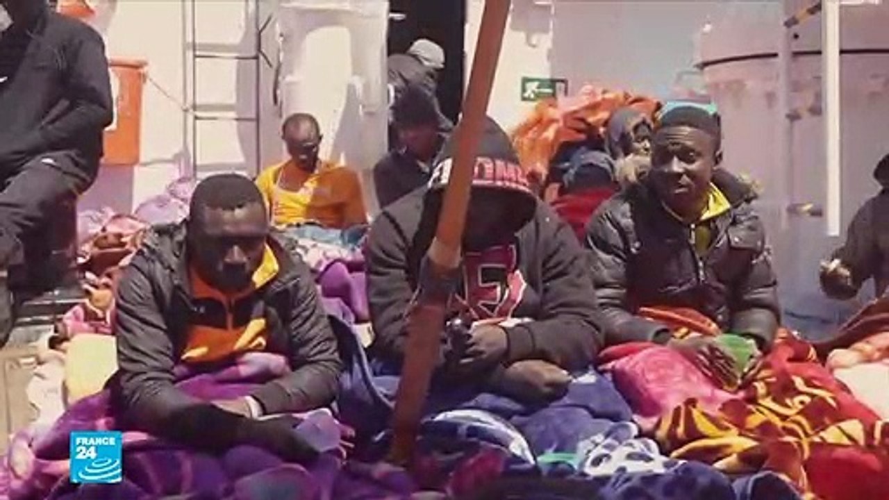 20190414- قارب مهاجرين يصل مالطاPKG