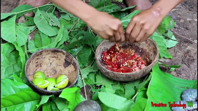 La Technologie Primitive - Manger de délicieuses - Impressionnant de cuisson de crevettes sur un rocher