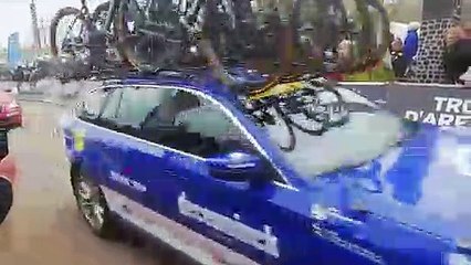 Arrivée du peloton à la trouée d'Arenberg Paris-Roubaix